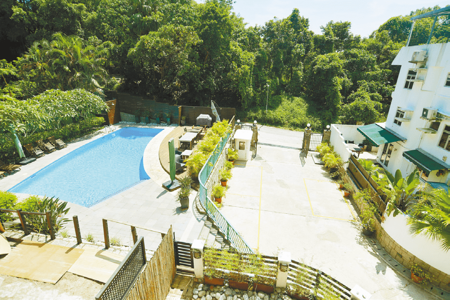 天台可無遮擋觀賞屋苑泳池及周邊翠綠景色。