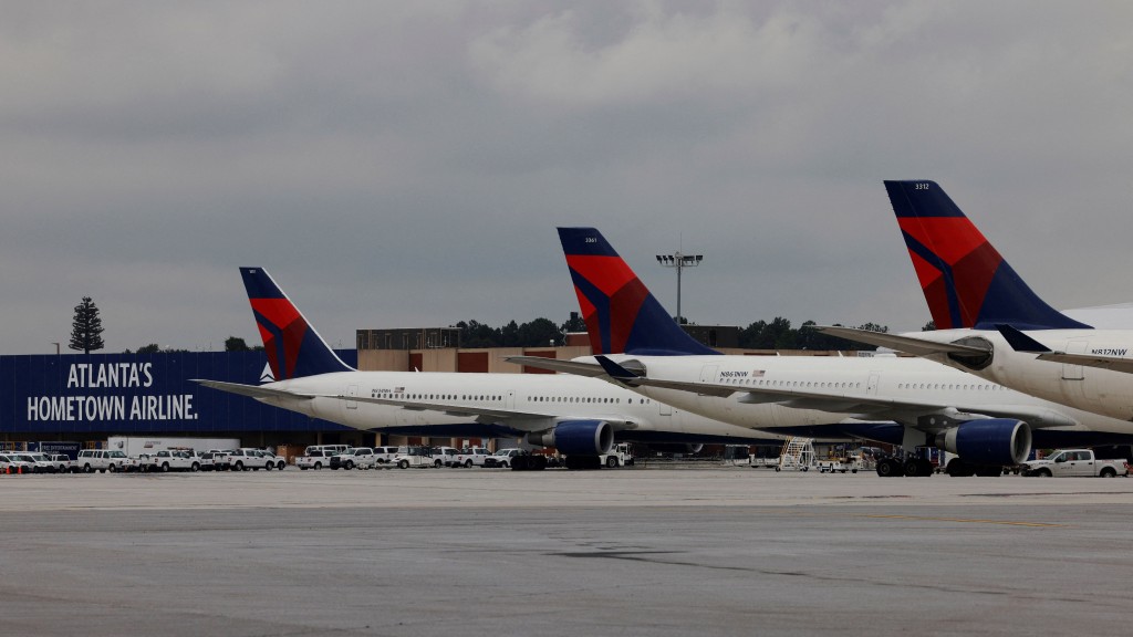 日本全日空航空公司波音777飛機在美國芝加哥奧黑爾國際機場起飛滑行時，左翼尖與美國達美航空公司波音717飛機的機尾相撞。 路透社資料圖
