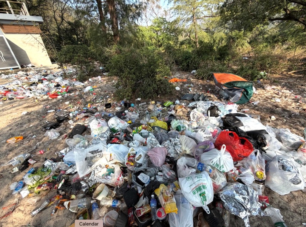 大量遊客湧入西貢等露營熱點，引發環境衛生及安全隱憂。資料圖片