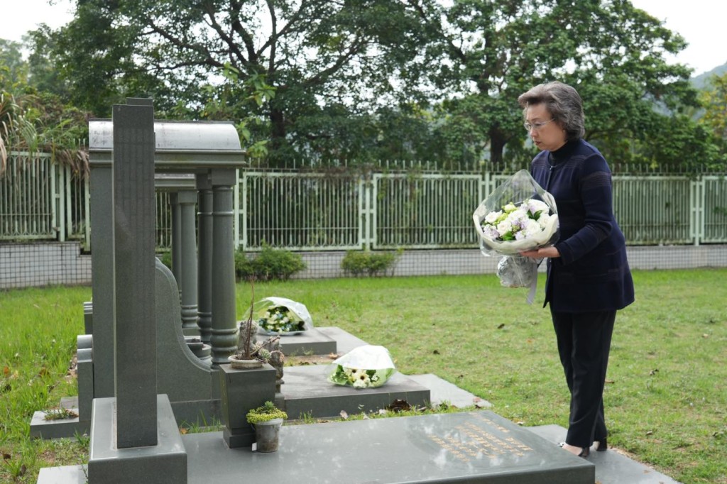 杨何蓓茵代表特区政府，到位于和合石坟场内的浩园悼念因公殉职的同僚；她亦有到景仰园向菲律宾马尼拉人质事件的死难者献花致意。杨何蓓茵fb