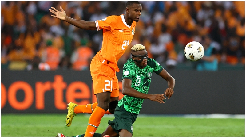 尼迪卡（左）的身體對抗性極強。REUTERS