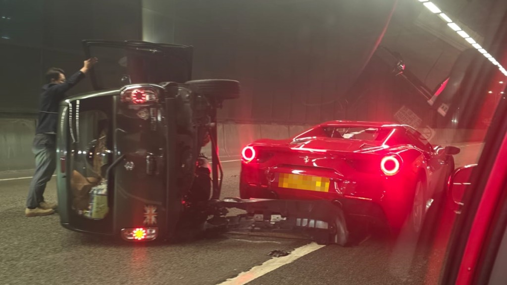 觀塘繞道私家車撼法拉利後翻側 司機一度被困。FB:小心駕駛(討論別人同駕駛態度)