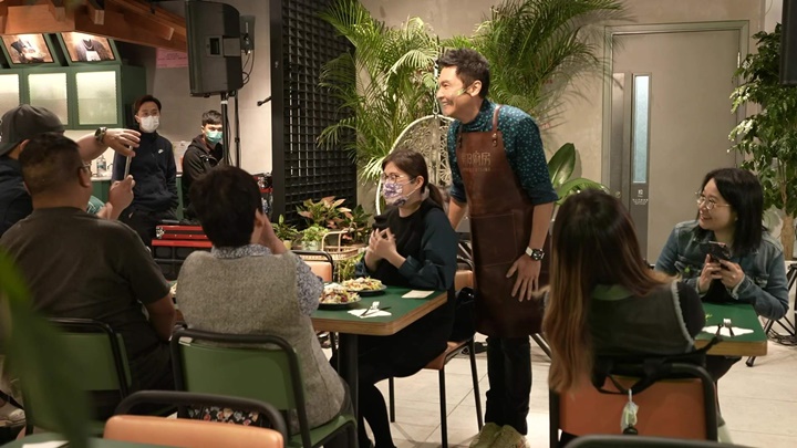 關禮傑跟食客近距離接觸。
