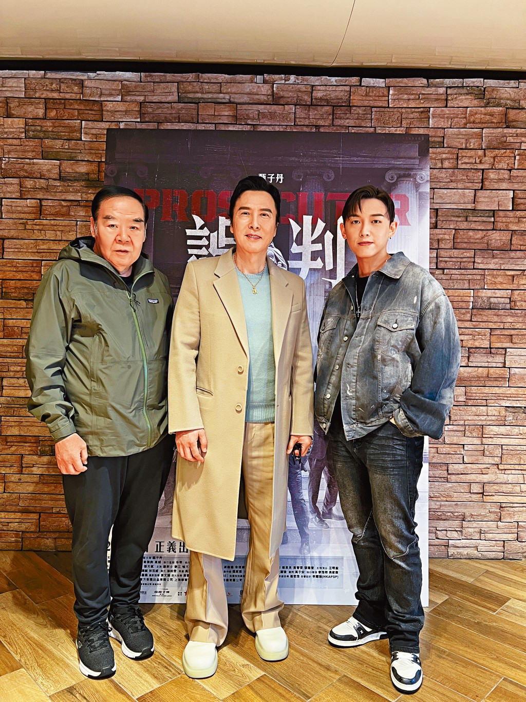 甄子丹自监自导自演电影《误判》，这日携郑则仕（左）、MC张天赋（右）一同谢票。