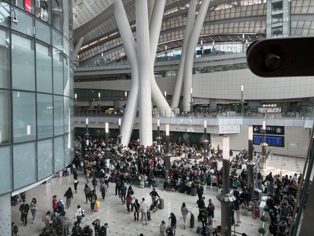 聖誕節，西九龍高鐵站中午人頭湧湧。黃子龍攝