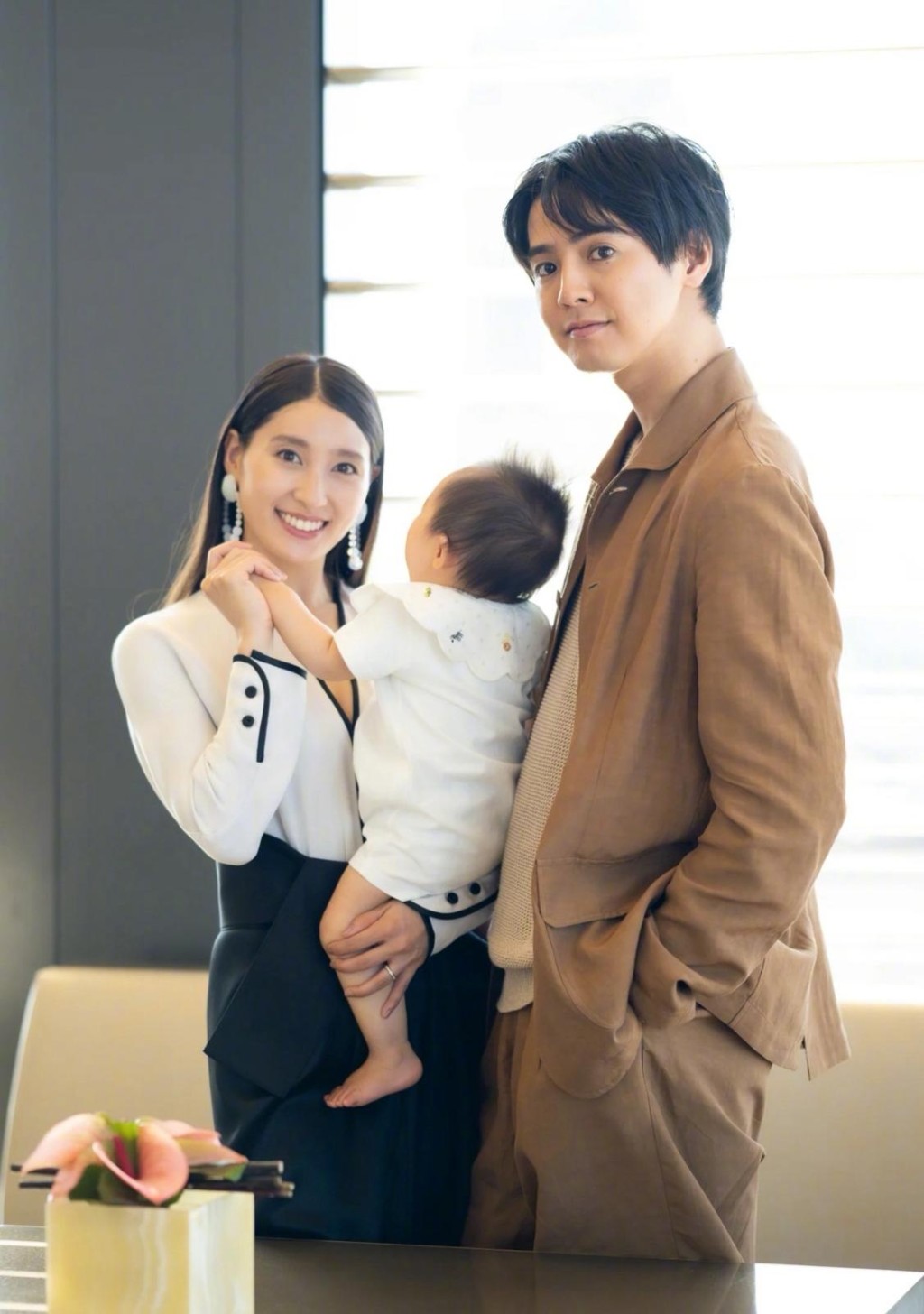 片寄涼太和土屋太鳳於2023年元旦宣布婚訊，同年8月誕下女兒。