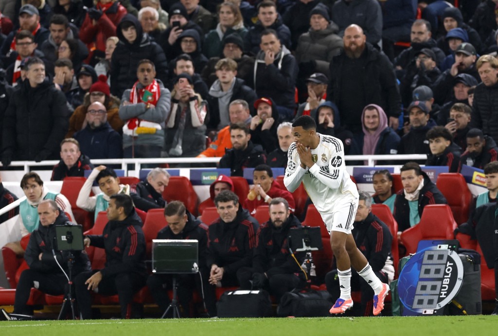 倒戈的阿歷山大阿諾特後備落場，被利物浦球迷報以噓聲。路透社