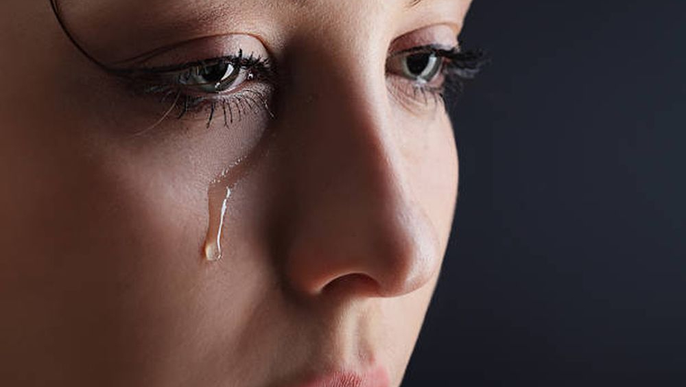 研究发现女性眼泪「气味」能降低男人攻击性。 iStock