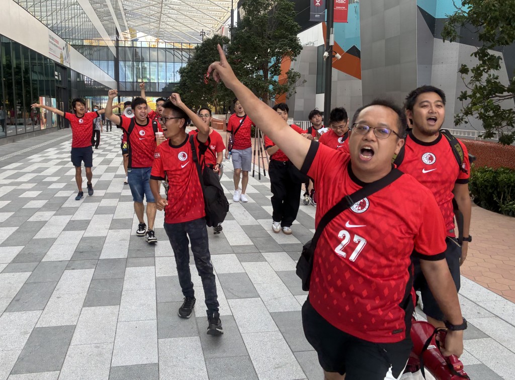 球迷未入場已高叫口號支持港隊。何君健攝 球迷未入場已高叫口號支持港隊。何君健攝