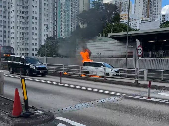 七人車陷入火海。FB：車Cam L（香港群組）
