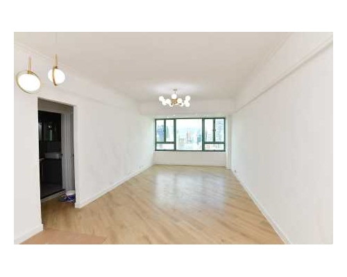 這個放盤位於滿輝大廈頂層E室，實用面積882方呎，2房間隔。