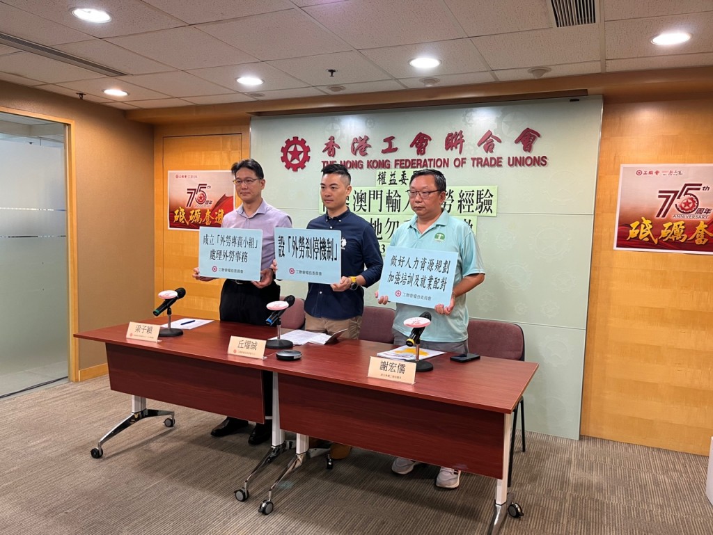 香港建造業總工會秘書長謝宏儒（右）表示，建造業不少工種已經「叫唔起價」 ，指來年或需凍薪。李健威攝