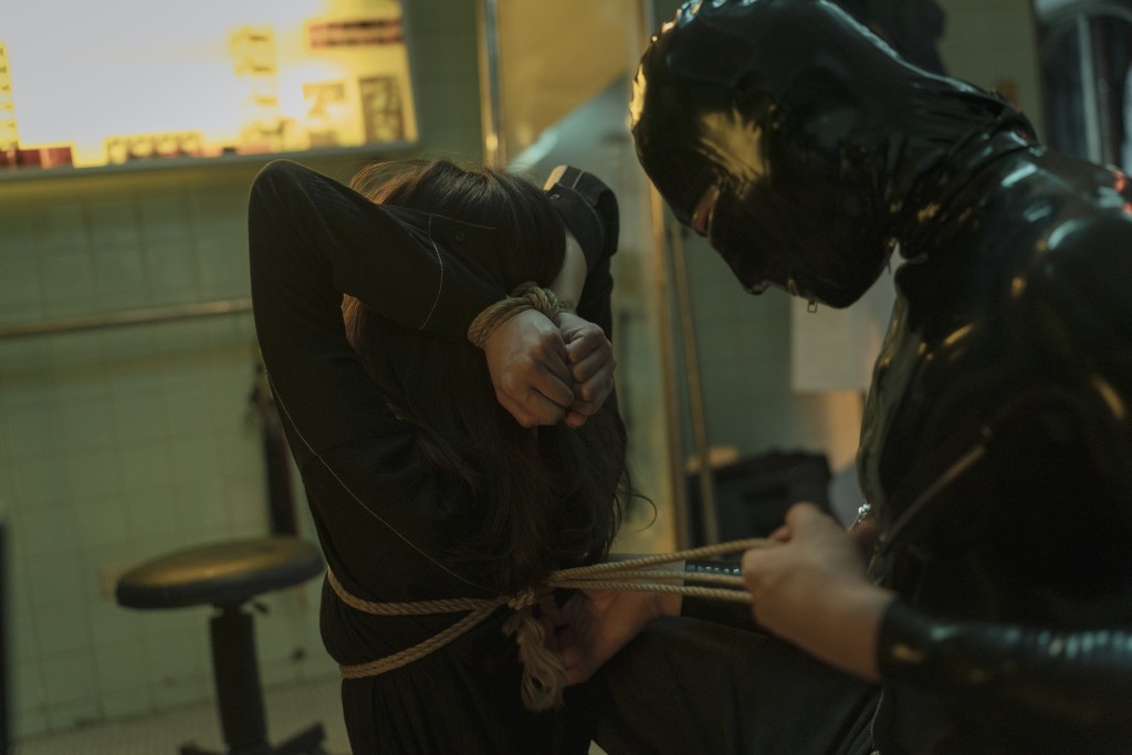 柯炜林戏路广，拍电影《破浪男女》演胶衣缚绳师，同梁湘华翻雨覆云。 