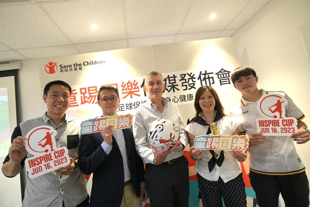足球教練郭嘉諾（左一）、中國香港足球總會行政總裁譚秋朗（左二）、香港救助兒童會主席簡俊傑（左三）、香港救助兒童會總幹事司徒恩（左四）公布計畫詳情。梁譽東攝