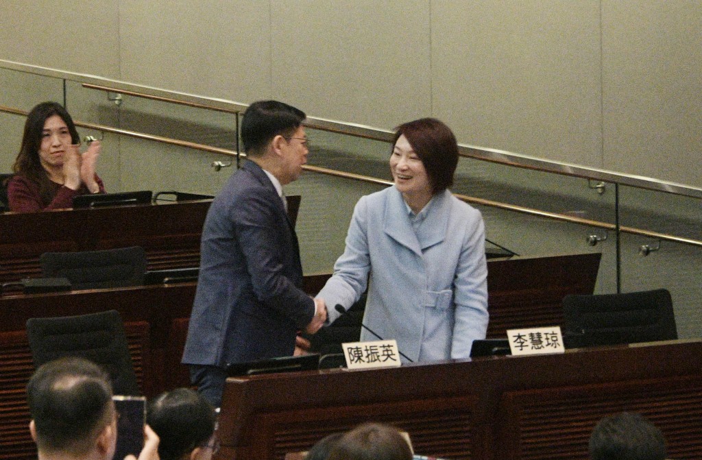 李慧琼險勝，陳振英與其握手道賀。陳浩元攝