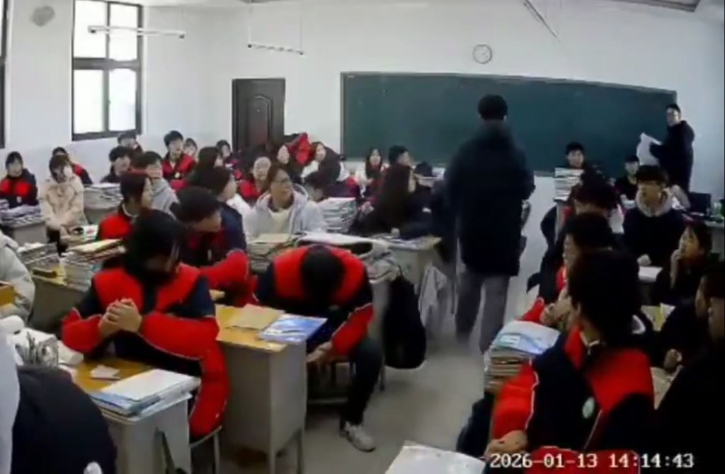 河南有中學生上堂時擸凳狂扑同學後腦。X  