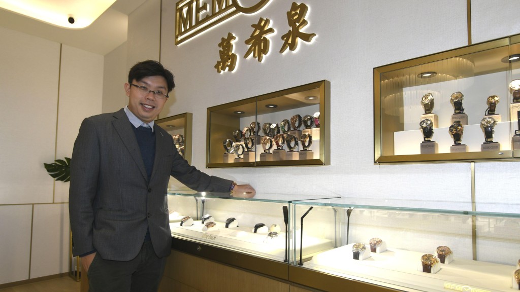 「飛輪」系馬主沈慧林創立的本港品牌陀飛輪事業。 「飛輪」系馬主沈慧林創立的本港品牌陀飛輪事業。