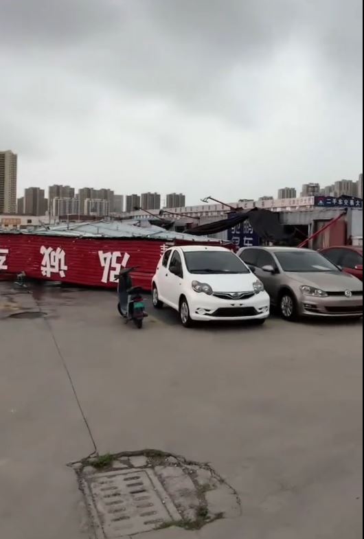 山東泰安有怪風，撕碎鐵皮廣告牌吹上半空。抖音
