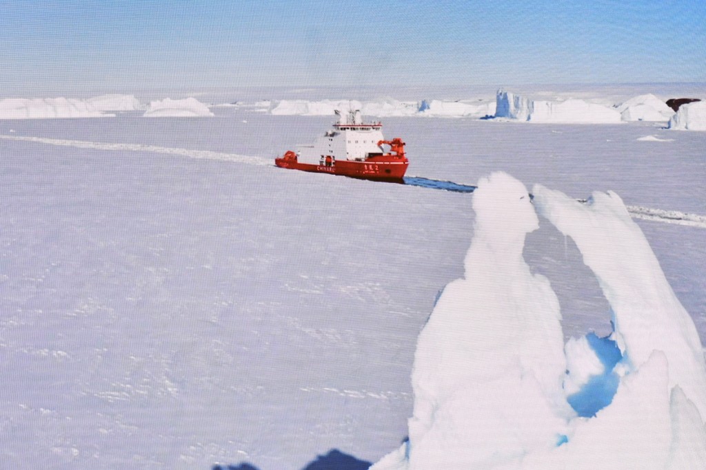 中国第一艘自主建造的极地破冰船「雪龙2」号，于4月8日访港5日。（资料图片／卢江球摄）