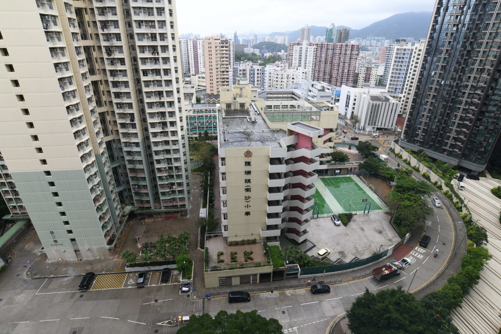 單位外望景觀多元化，包括對面的常樂樓、學校景、市景及山景。