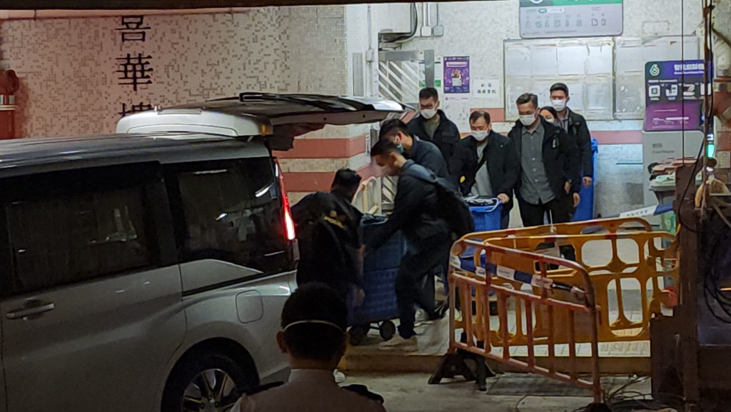 警方在單位內檢走大量證物。