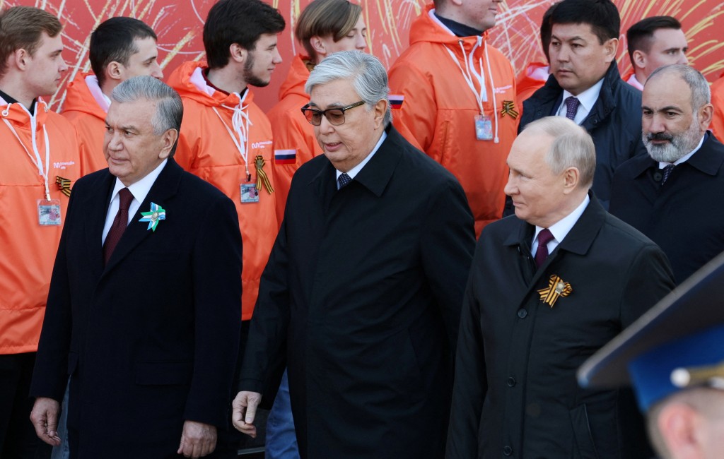 多个独联体国的领导人和普京一起观看阅兵。　路透社