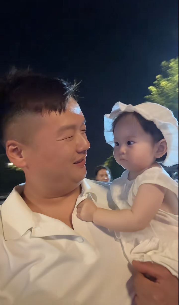 「沙河小東」抱著被父母遺下的女幼童，一副慈父樣子。抖音
