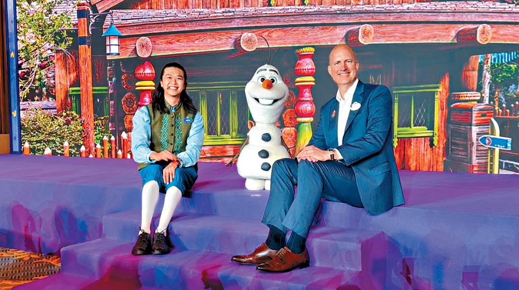 「雪人」機械人（中）將於5月上旬正式進駐香港迪士尼樂園度假區魔雪奇緣世界。
