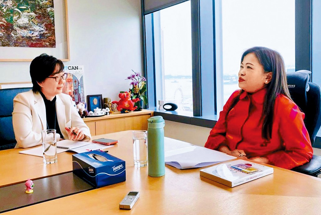 罗淑佩（右）接受《海峡时报》专访，分享对旅游业的睇法。