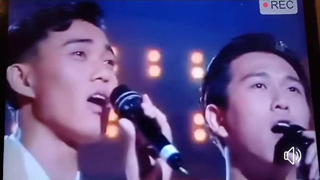 周國豐參加《第十屆新秀歌唱大賽》時跟參賽者溫兆倫同台較量。