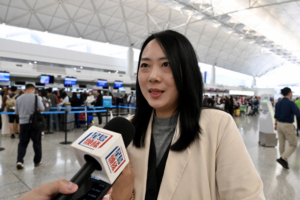 遊客朱小姐表示,一個充電裝置足以應付出行需要。 遊客朱小姐表示,一個充電裝置足以應付出行需要。
