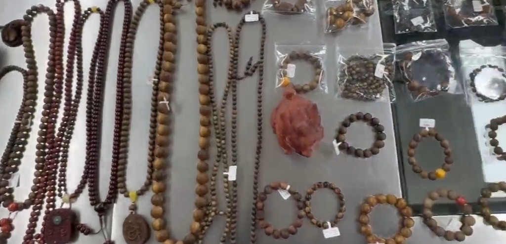 查獲木製手串及串珠頸鍊26條、木製擺件1件。海關發布