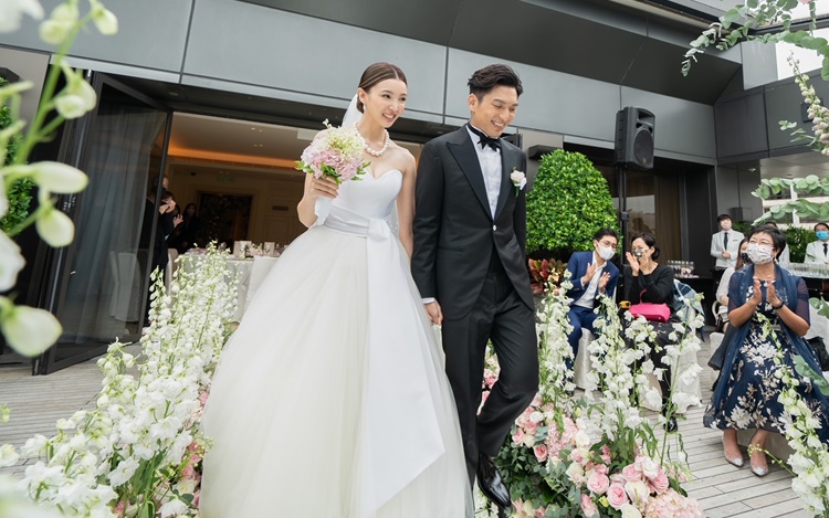 二人換上西式禮服和婚紗，在酒店露天花園舉行註冊及婚禮儀式。