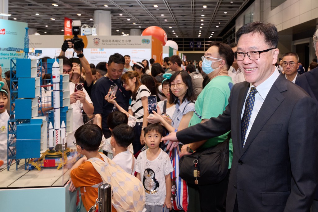 創新科技及工業局局長孫東，聯同香港創新基金主席暨信和集團主席黃永光及一眾嘉賓到場與學生交流，支持年輕發明家持續創新。嘉賓們亦欣見市民對航天及人形機械人展品興趣濃厚，反應熱烈。