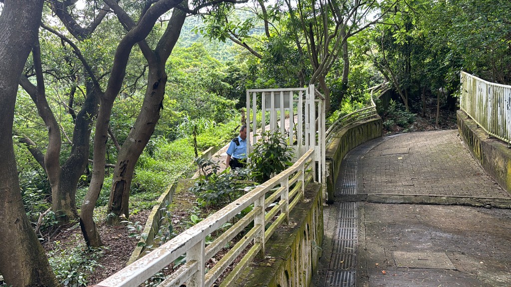 警方在现场山边调查。