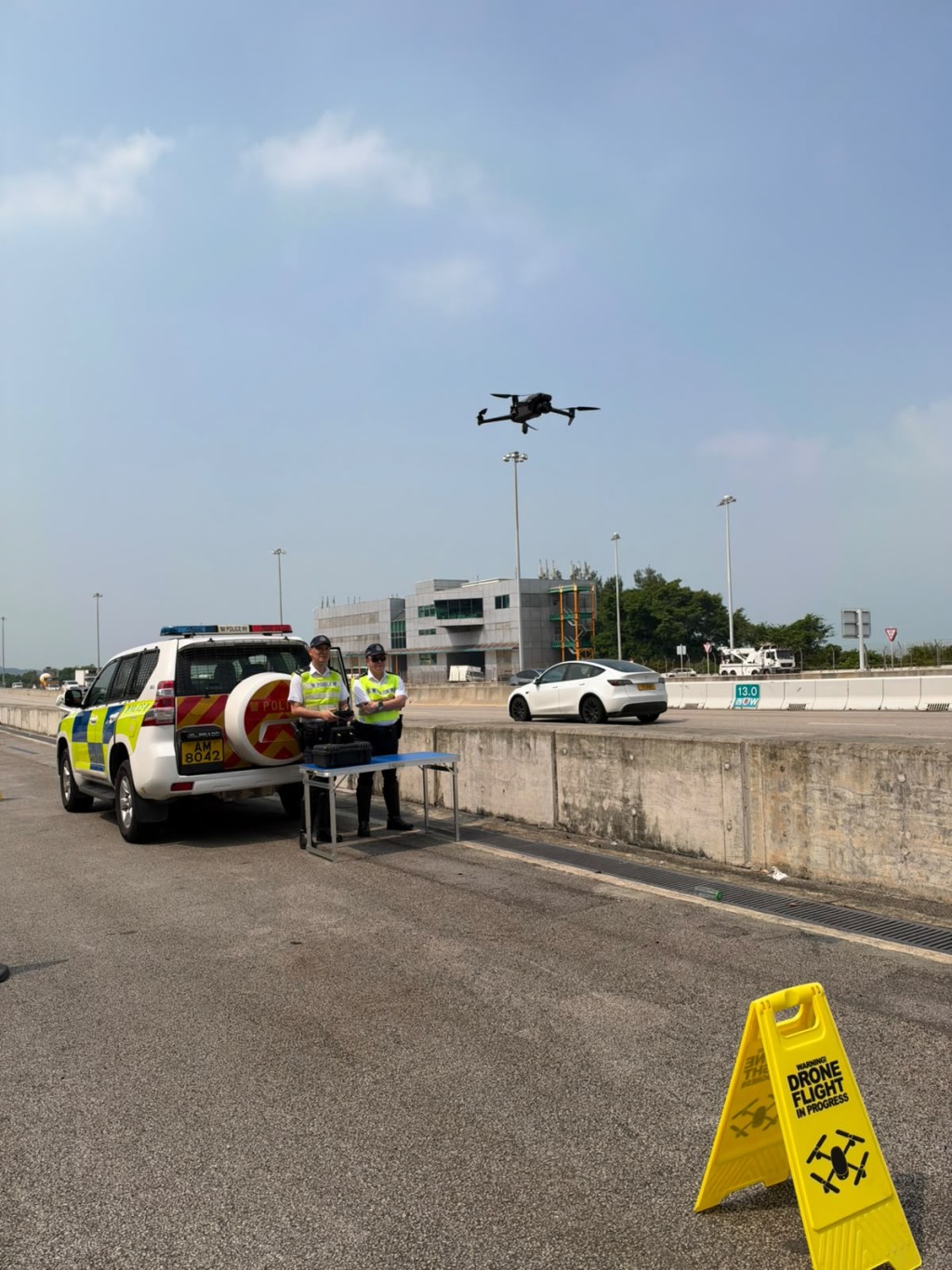 警方透過無人機高空錄影執法,向長期佔用快線車輛的司機發出交通違例告票,並向懷疑經非法改裝私家車發出車輛欠妥報告。警方提供 警方透過無人機高空錄影執法,向長期佔用快線車輛的司機發出交通違例告票,並向懷疑經非法改裝私家車發出車輛欠妥報告。警方提供
