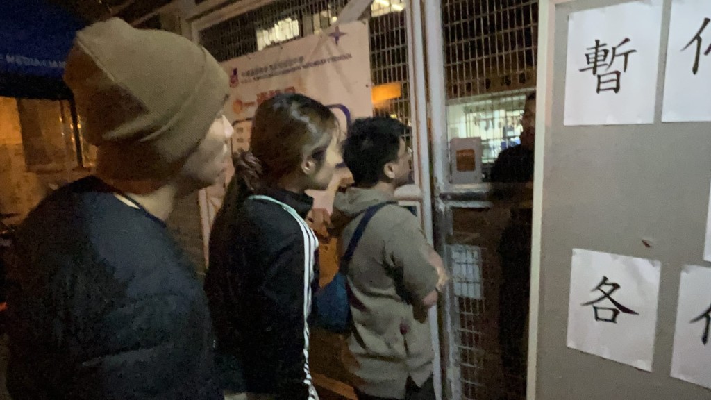 市民余先生受已移民加拿大友人所託,到場打探父母下落。蔡楚輝攝 市民余先生受已移民加拿大友人所託,到場打探父母下落。蔡楚輝攝