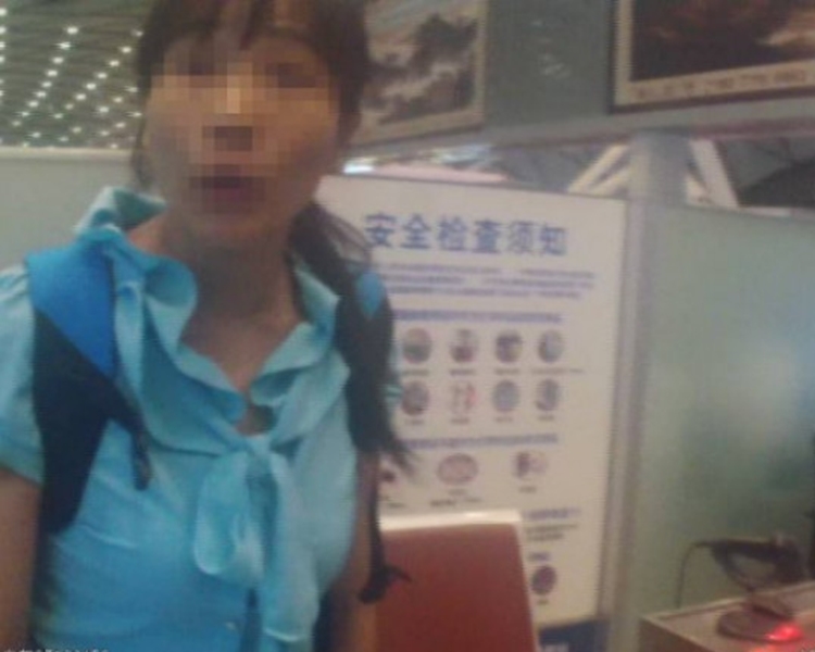 女子不理勸告,最終強制離開。
