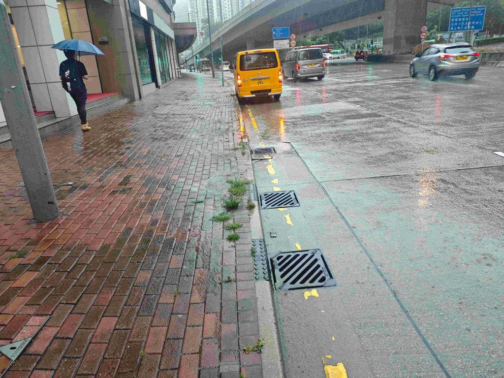 渠務署緊急應變隊伍於青山公路荃灣段完成處理水浸。fb「下水水 Drainy」圖片 渠務署緊急應變隊伍於青山公路荃灣段完成處理水浸。fb「下水水 Drainy」圖片