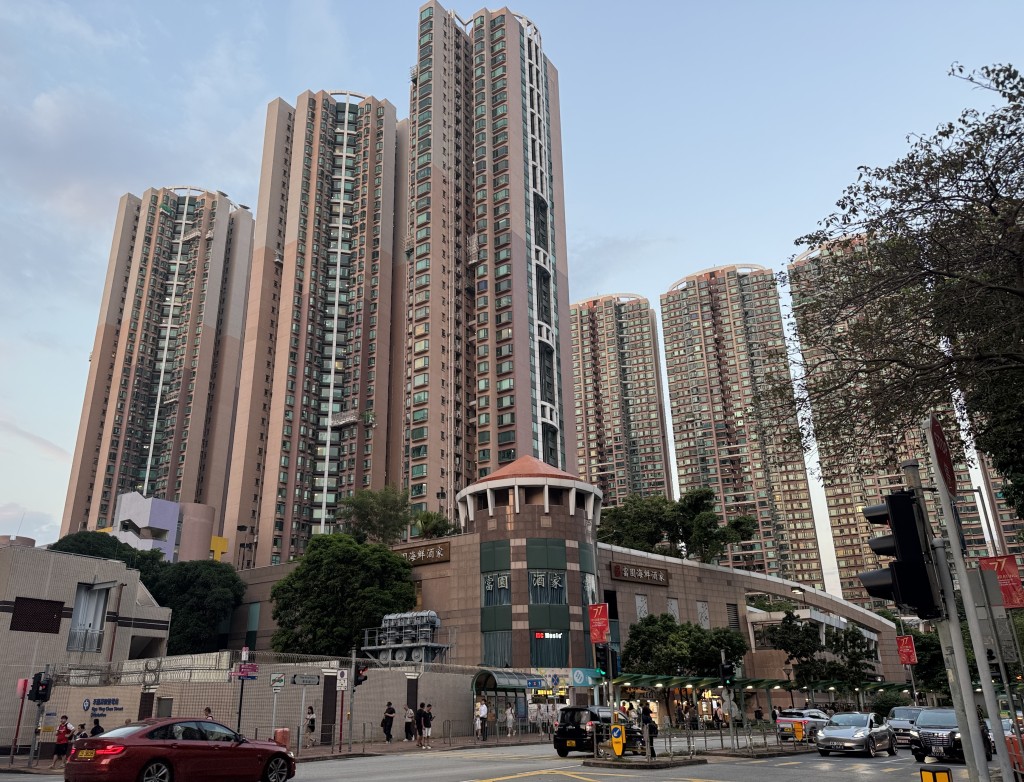 97年本港樓市巔峰時開售的青衣灝景灣,新盤開售後「撞正金融風暴」。 97年本港樓市巔峰時開售的青衣灝景灣,新盤開售後「撞正金融風暴」。