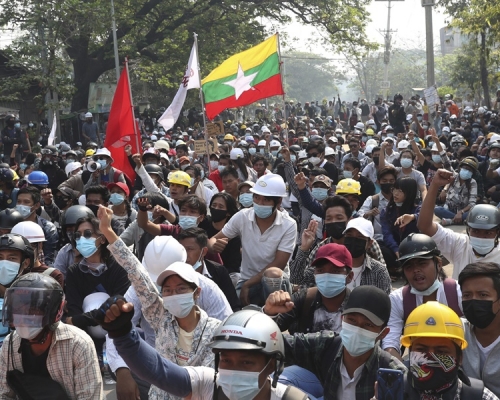 緬甸示威不絕大批群眾不理會宵禁令在街上聚集。AP