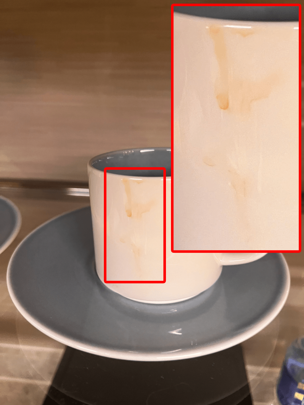 另一張實拍相片亦看到咖啡杯上有懷疑是污漬