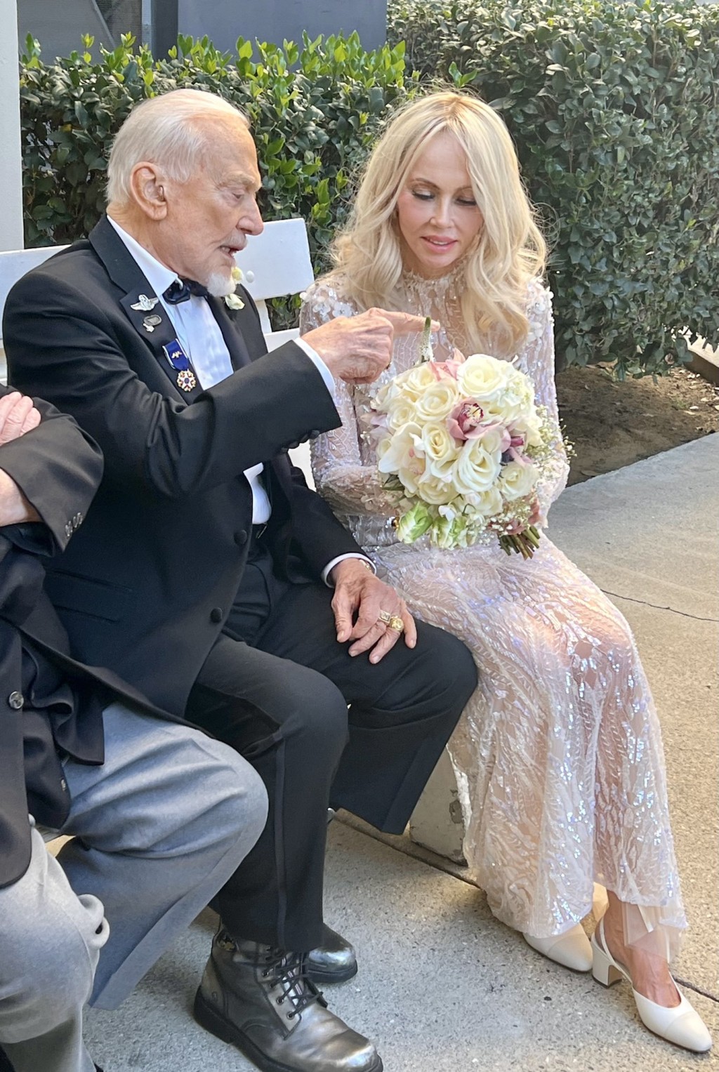 艾德灵迎娶63岁的女友富尔。Twitter