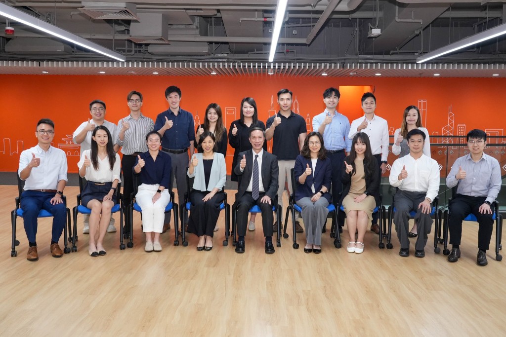 楊何蓓茵稱今年擴大EO招聘大使團隊至25人，當中6成共15人是新加入，並首次有來自內地大學畢業的EO員工成為招聘大使。楊何蓓茵fb