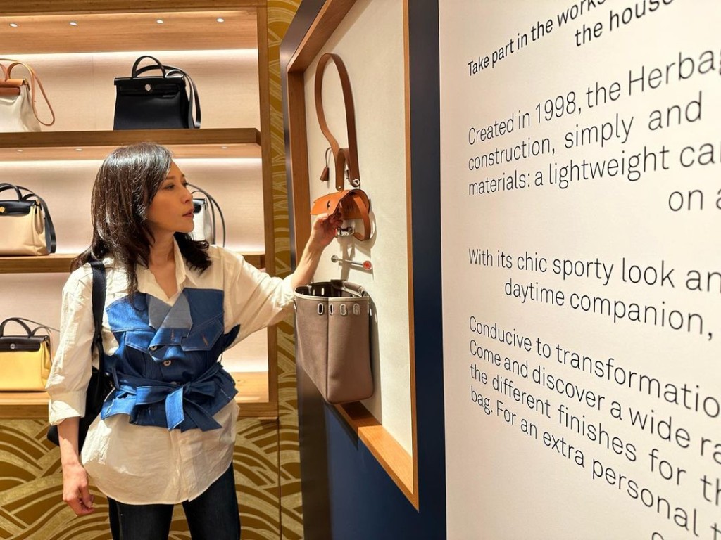 顾纪筠获邀到Hermès店内制造一个只属于她的手袋。