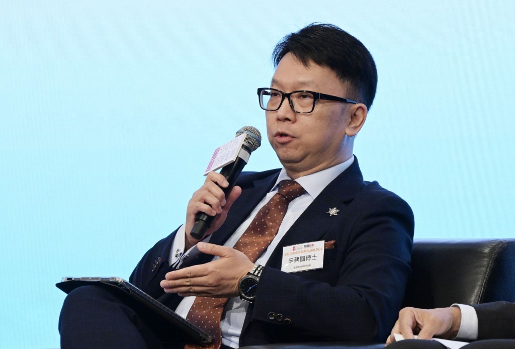 香港房地產科技協會對外事務委員會主席辛建國表示，「組裝合成」建築法 (MiC）可通過將建築模塊化並在工廠中預製