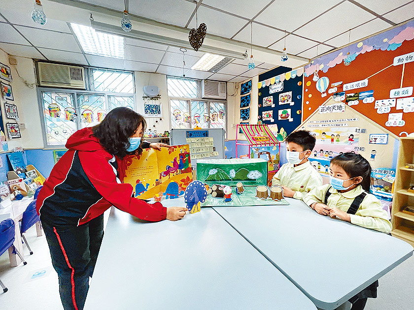 教師利用繪本輔助，把情緒、性格強項等抽象概念具體呈現，協助學生理解。　　