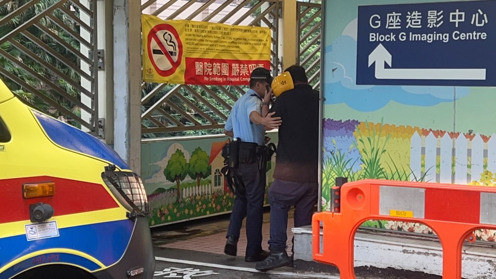 警員向工友調查事件。 警員向工友調查事件。