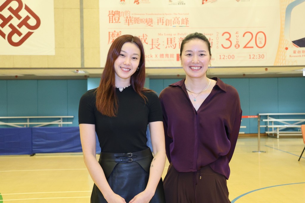 兩位香港奧運游泳代表歐鎧淳（左）及江忞懿（右）多年沒見，難得周五在理大活動見面。徐嘉華攝