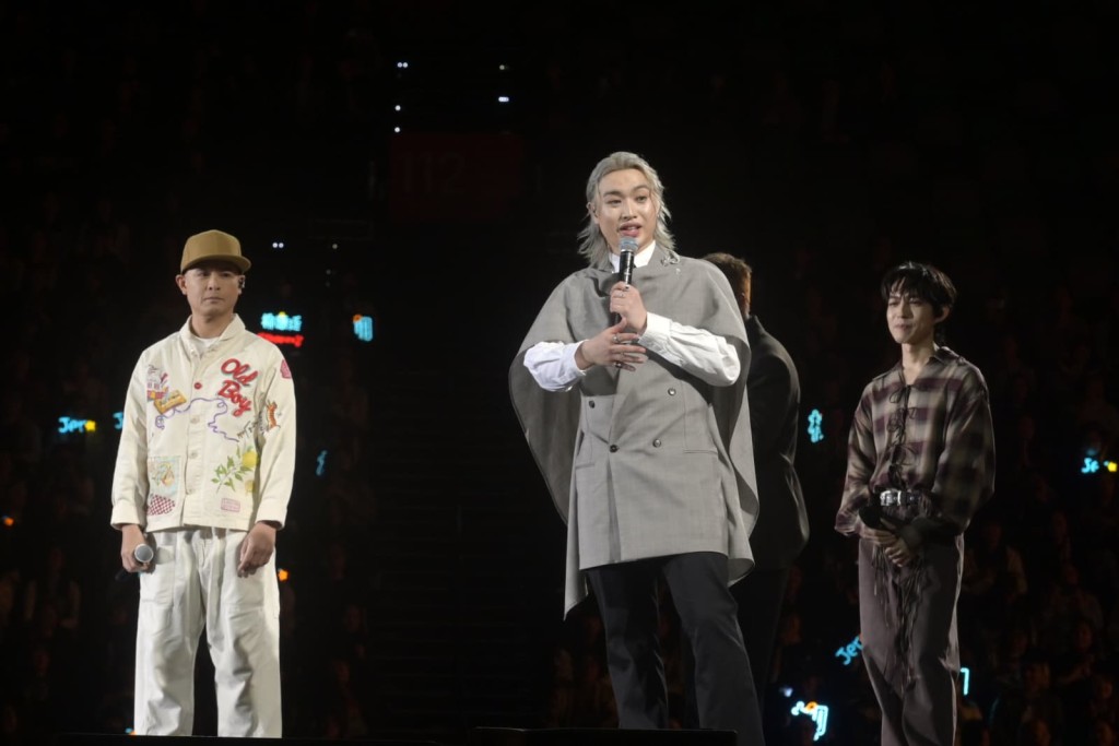 Yoga形容是三位同學與一位前輩一同演出。